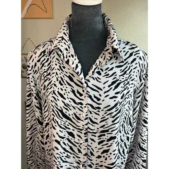 90s Liz Baker- Snow Leopard- Silky Blouse- oversized Med- Shoulder Pads academia - Picture 3 of 7